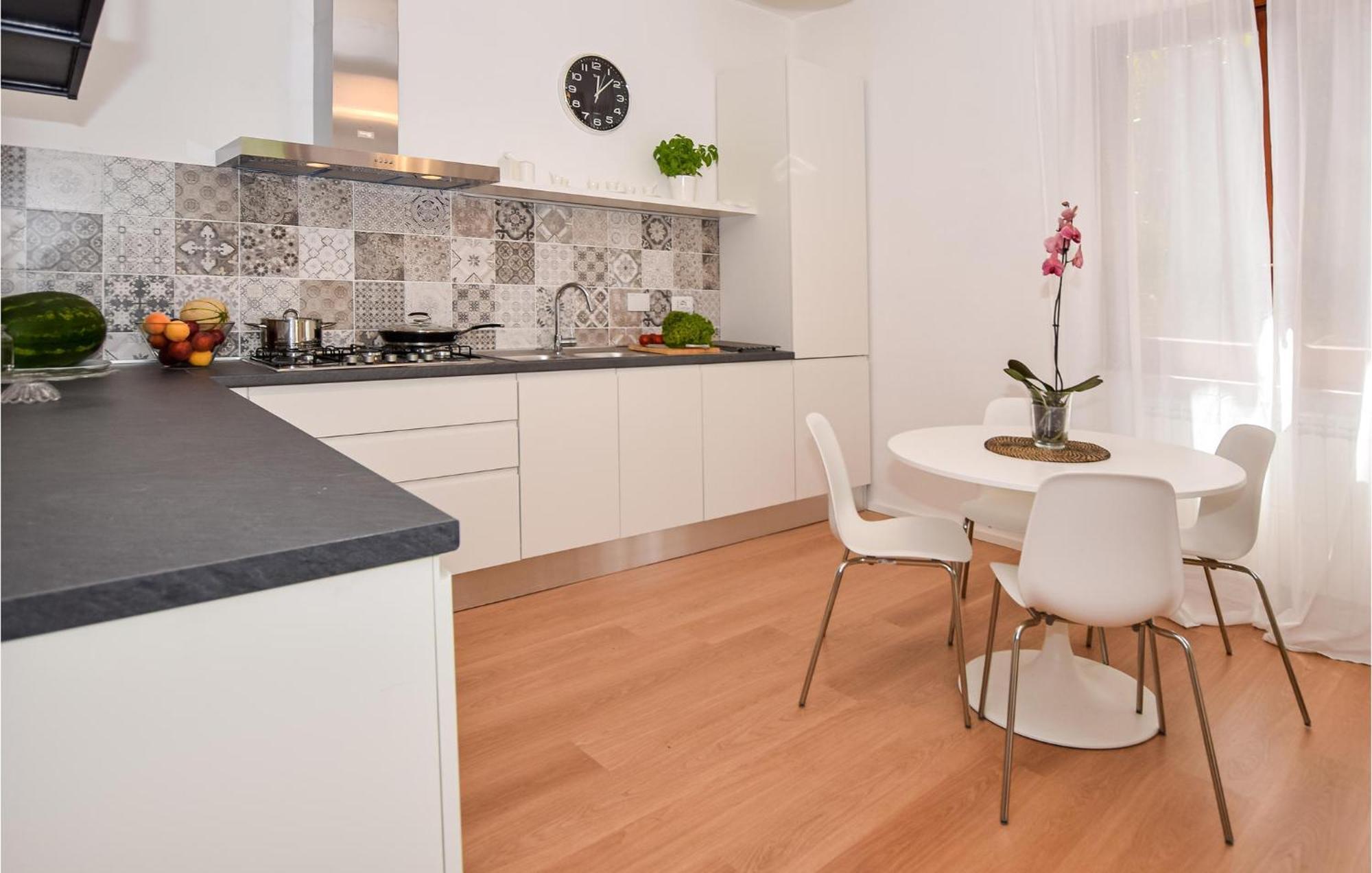 Cozy Home In Anguillara Sabazia With Kitchenette Luaran gambar